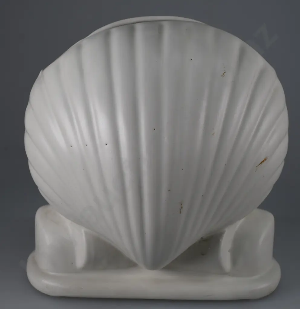 TEMUKA WARE WHITE MATT SHELL VASE Image 1++