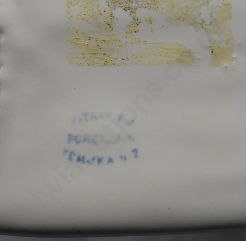 TEMUKA WARE WHITE MATT SHELL VASE Image 1++