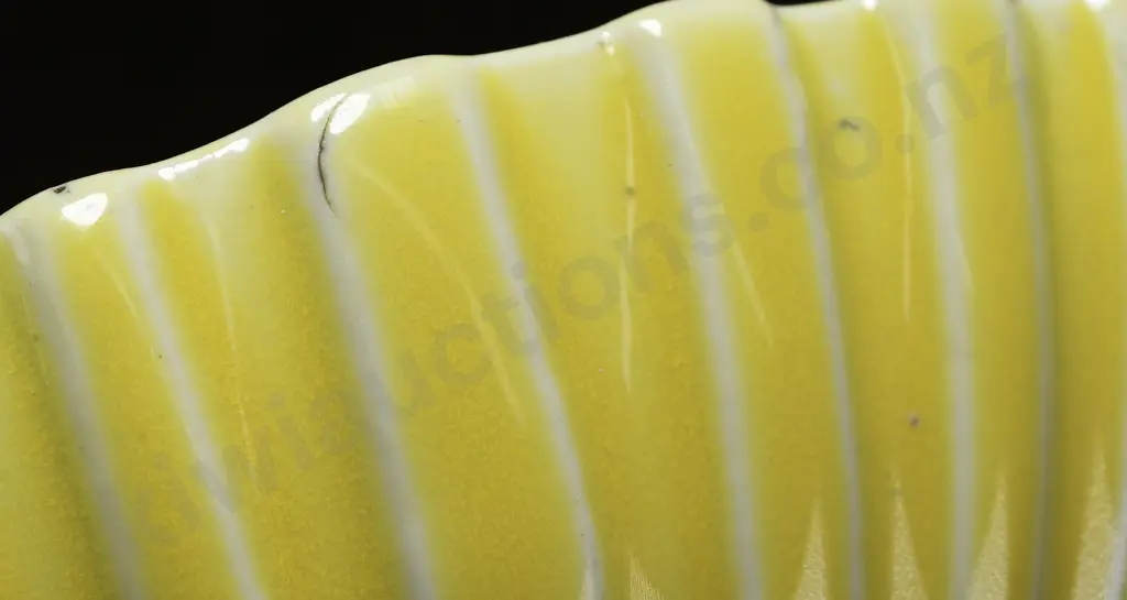 TEMUKA YELLOW GREEN SEAWEED SHELL VASE Image 1++