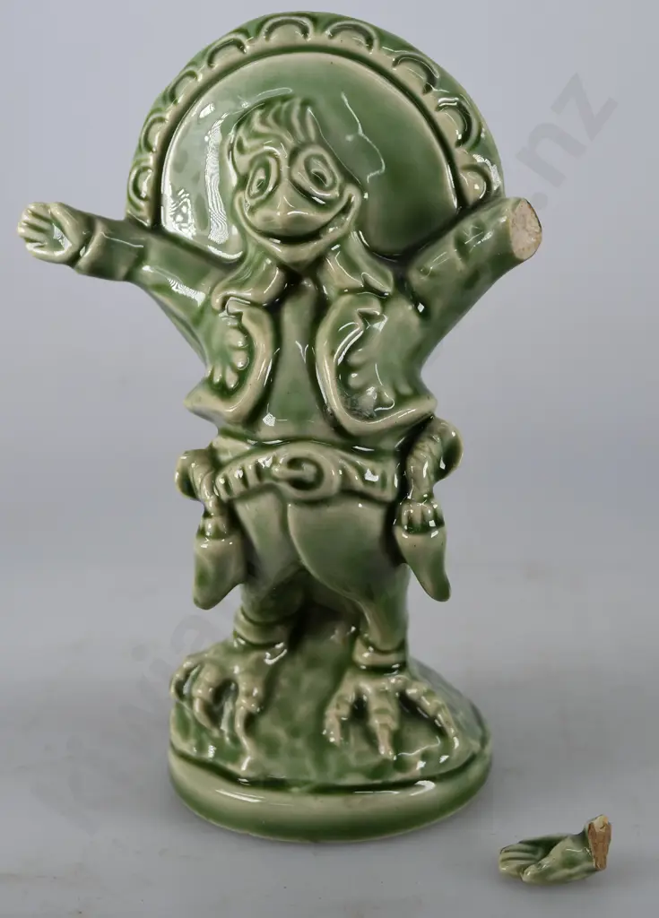 TEMUKA GREEN PANCHO FIGURE Image 1++