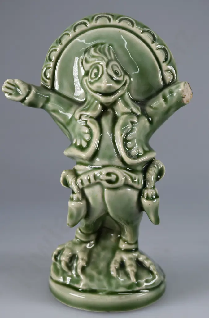 TEMUKA GREEN PANCHO FIGURE Image 1++