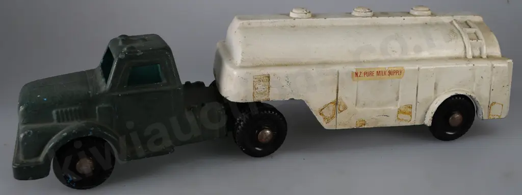 FUN HO FORD MILK TANKER Image 1++