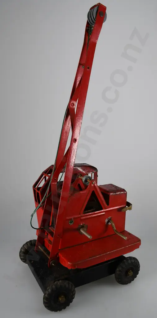 TRI-ANG RED CRANE Image 1++