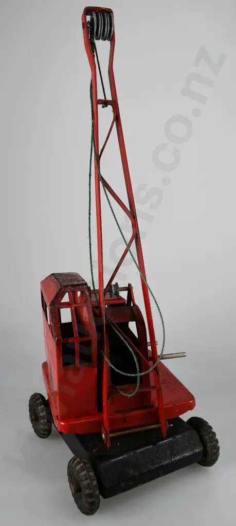 TRI-ANG RED CRANE Image 1++