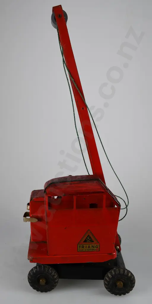 TRI-ANG RED CRANE Image 1++