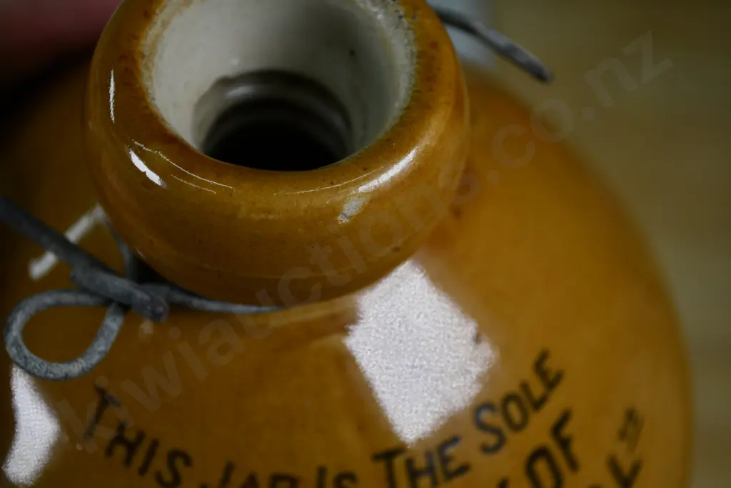 GREY & MENZIES NEW ZEALAND STONE JAR Image 1++