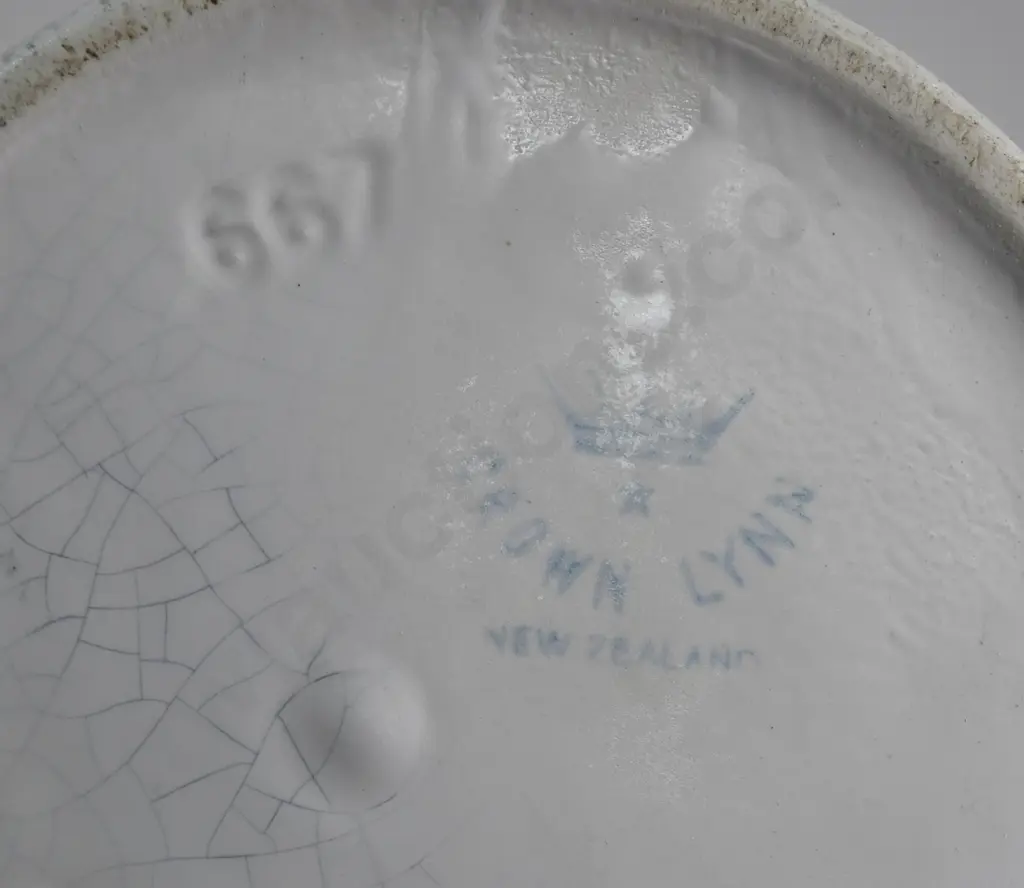 CROWN LYNN VASE NUMBER 667 Image 1++