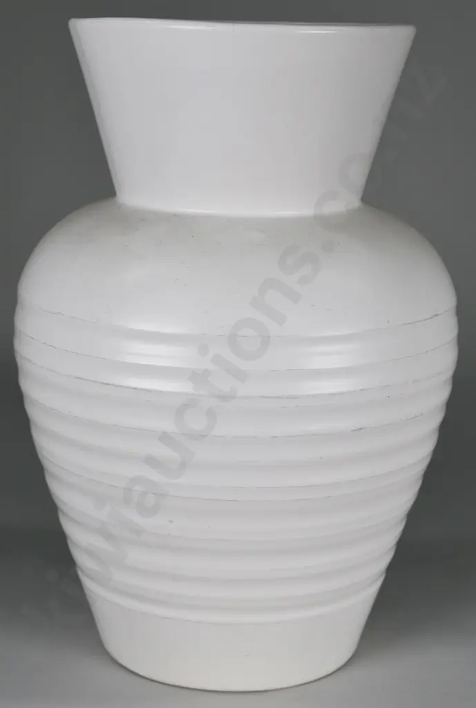 CROWN LYNN VASE NUMBER 667 Image 1++