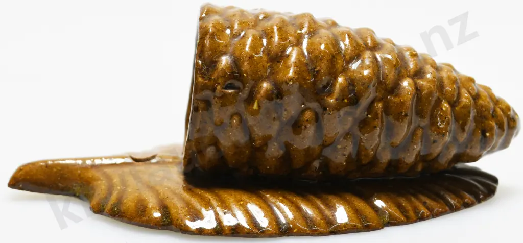 LUKE ADAMS PINECONE WALL POCKET Image 1++