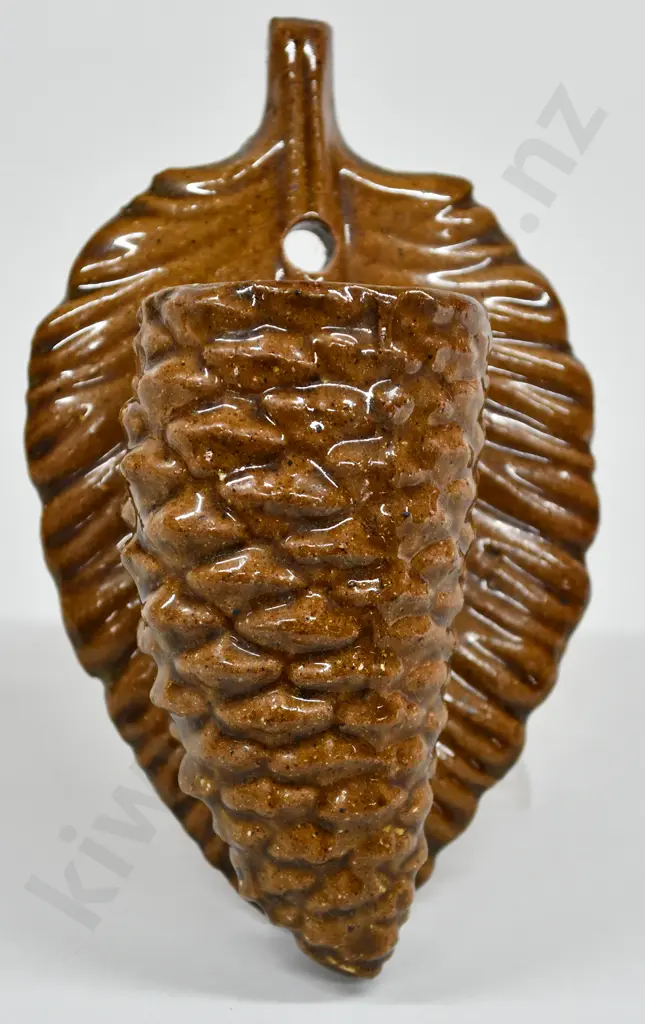 LUKE ADAMS PINECONE WALL POCKET Image 1++