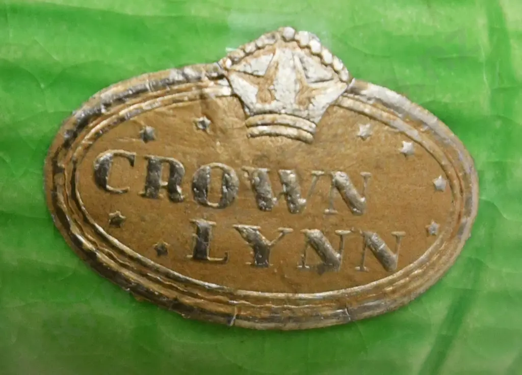 CROWN LYNN RABBIT EASTER EGG HOLDER Image 1++