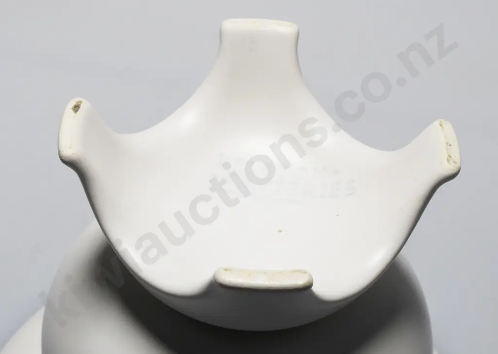CROWN LYNN (KELSTON POTTERIES) VASE Image 1++