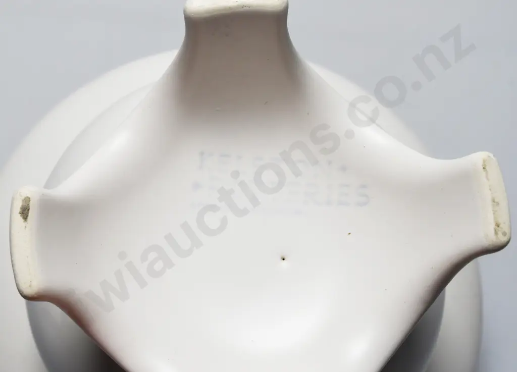 CROWN LYNN (KELSTON POTTERIES) VASE Image 1++