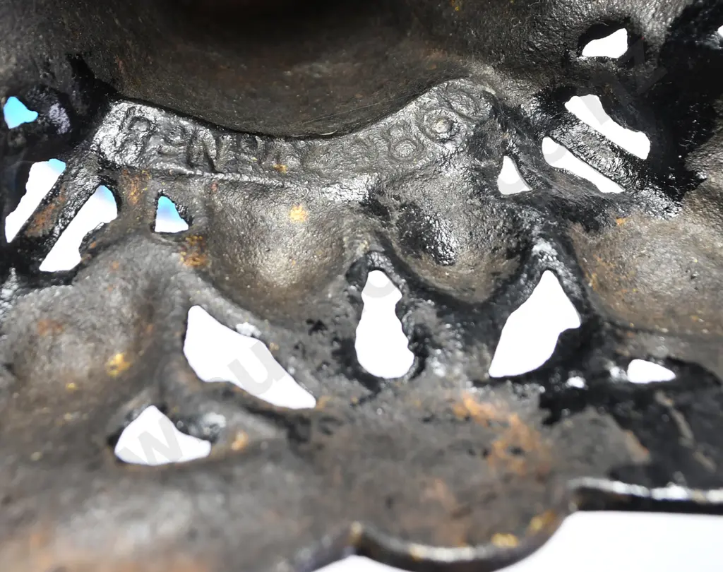 CAST IRON & GLASS FUEL LAMP Image 1++