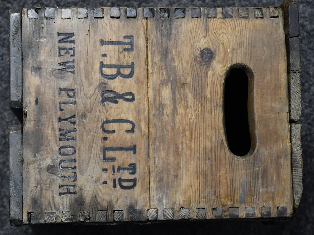 T B & CO LTD SODA SYPHON CRATE Image 1++